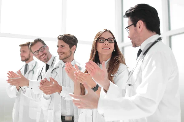 Grupp framgångsrika läkare applåderar — Stockfoto