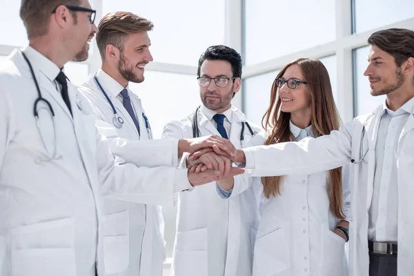 Ομάδα ιατρών με τα χέρια τους διπλωμένα μαζί — Φωτογραφία Αρχείου