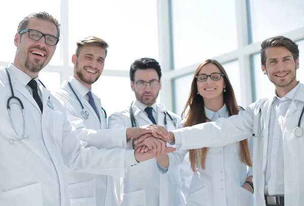 Ομάδα ιατρών με τα χέρια τους διπλωμένα μαζί — Φωτογραφία Αρχείου