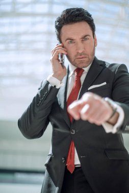 cep telefonu üzerinde konuşurken ve sana parmakla işadamı