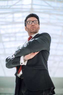 Yakışıklı iş adamı saatine bakıyor.