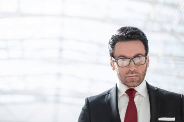 Sana bakarken ciddi iş adamı