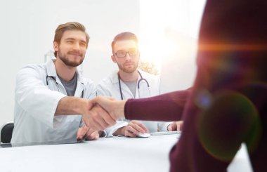 bir doktor ve onun hasta el sıkışma