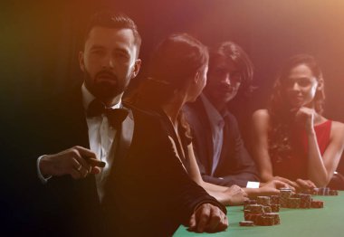 casino poker oyununda üzerinden seyir puro olan adam