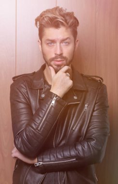 Deri ceketli adam modası, ahşap arka plan