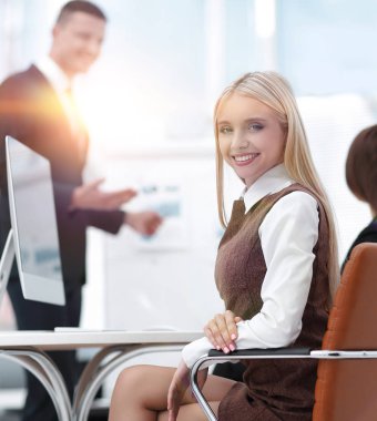 iş takım arka planda bir masada oturan başarılı iş kadını.