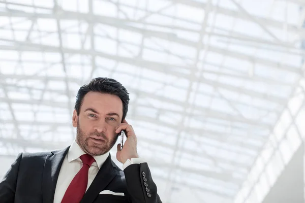 Biznesmen rozmawiający przez telefon komórkowy. — Zdjęcie stockowe