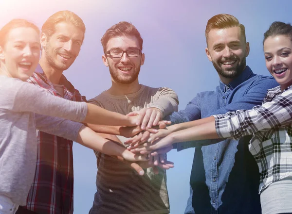 Equipo de jóvenes muestra su unidad . — Foto de Stock