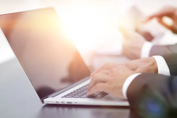 Closeup.businessman die op laptop werkt — Stockfoto