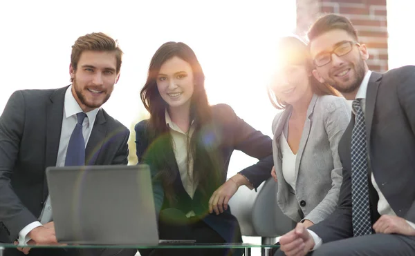 Os empresários estão usando um laptop durante a conferência em offi — Fotografia de Stock