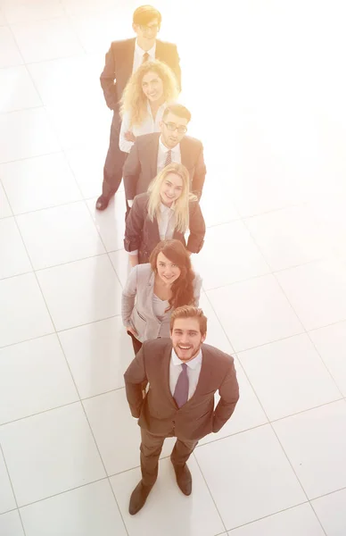 Equipo de negocios de pie en la línea .isolated en blanco . — Foto de Stock