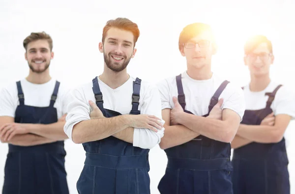 Equipe feliz de movers responsáveis e seu líder sorridente . — Fotografia de Stock