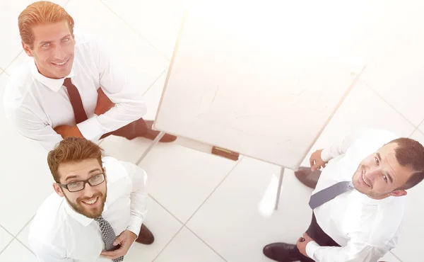 Utsikt från toppen. Business team stående i office hall — Stockfoto