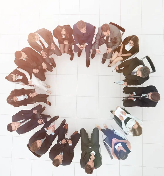 Velká skupina podnikatelů sedících na obchodní schůzce — Stock fotografie