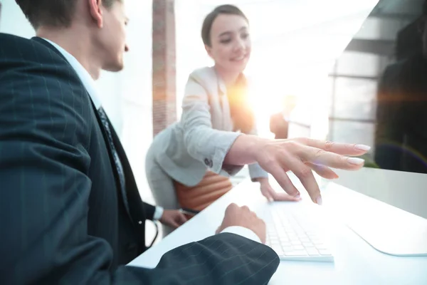 Imagen estilizada. mujer de negocios hablando con un colega — Foto de Stock