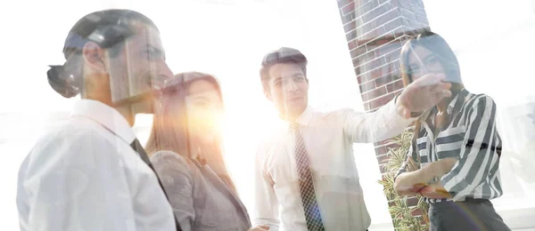 Bakom glaset.business team på kontoret — Stockfoto