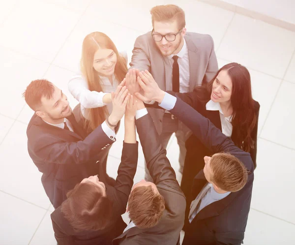 Primer plano. alegre equipo de negocios con las manos cruzadas juntas — Foto de Stock