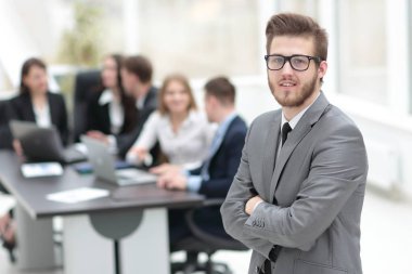 ofiste başarılı işadamı portresi