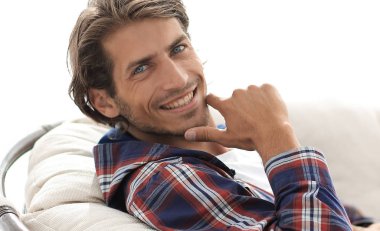 portre. adam büyük bir rahat sandalyede oturuyor dinleniyor.