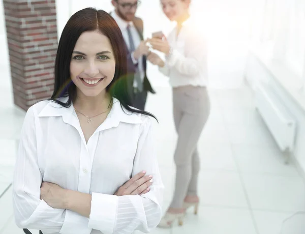 Giovane donna d'affari di successo sullo sfondo dei colleghi . — Foto Stock