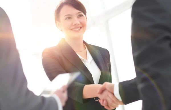 Geschäftsfrau schüttelt einem Geschäftsmann während eines Meetings die Hand — Stockfoto