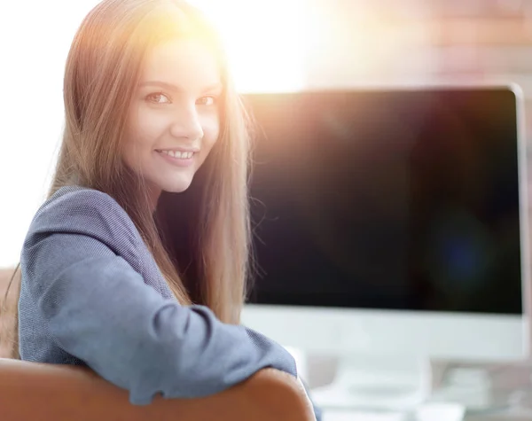 Mujer Gerente sentada en el lugar de trabajo — Foto de Stock