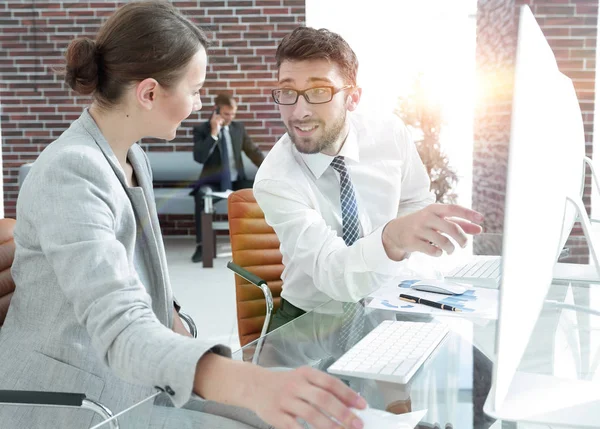 Profesionales experimentados discutiendo un nuevo proyecto — Foto de Stock