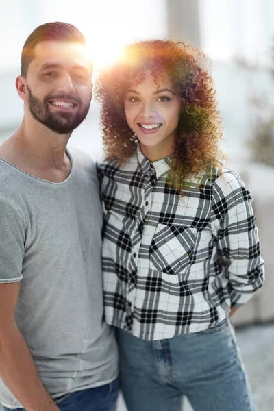 mutlu genç çift birbirlerine sarılıyor.