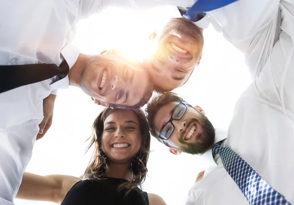 Gente de negocios de éxito con los brazos alrededor de los hombros . — Foto de Stock