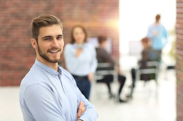 Proceso de coworking, equipo de diseñadores trabajando oficina moderna . — Foto de Stock