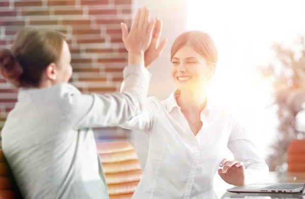 Leden van het business team geven elkaar een high five. — Stockfoto