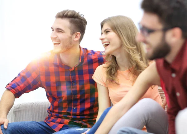 Groep van vrolijke vrienden zittend op de Bank — Stockfoto