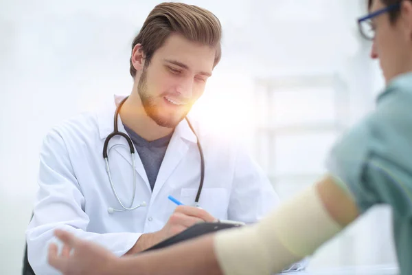 Doctor escribiendo una receta a su paciente , — Foto de Stock