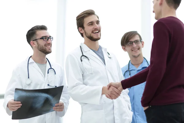 Patienten att skaka hand med läkare. — Stockfoto