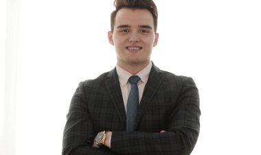 onun önüne geçti silah ile ayakta başarılı iş adamı