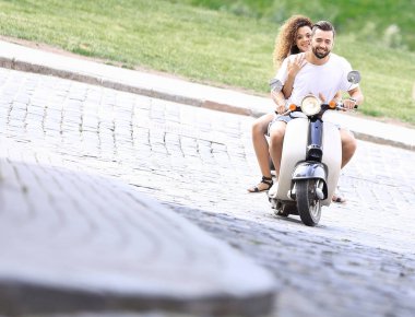 Genç çift sürme motosiklet City