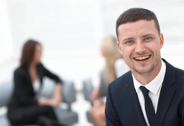 Erfolgreicher Geschäftsmann mit verschwommenem Hintergrund — Stockfoto