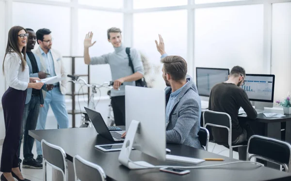 Equipe de negócios dando uns aos outros alta cinco — Fotografia de Stock