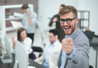 yakın çekim. Sana mutlu işadamı işaret parmağı