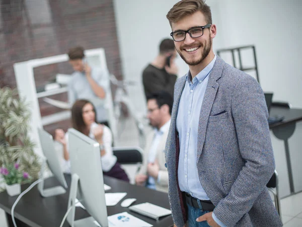 Joven empresario moderno en el fondo del lugar de trabajo — Foto de Stock