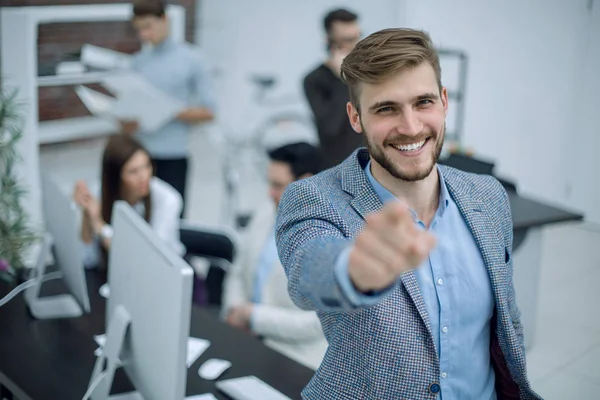 Hombre de negocios parado en la oficina y señalándote con el dedo — Foto de Stock