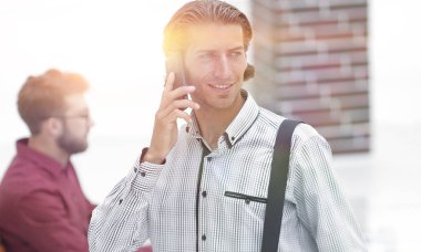 Ofiste Akıllı Telefondan Konuşan Adam