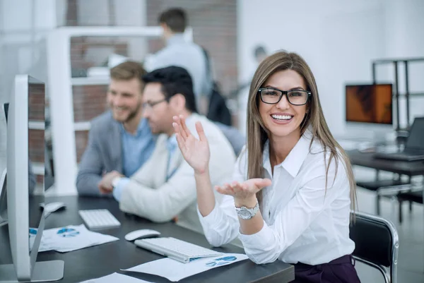 Mujer de negocios exitosa en el lugar de trabajo en la oficina . — Foto de Stock