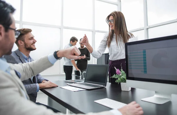 Colegas amigáveis no local de trabalho . — Fotografia de Stock