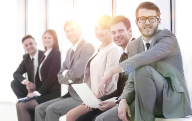 ofis lobisinde oturan iş takım