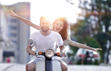 Güneşli bir günde bir şehir sürme mutlu genç Çift