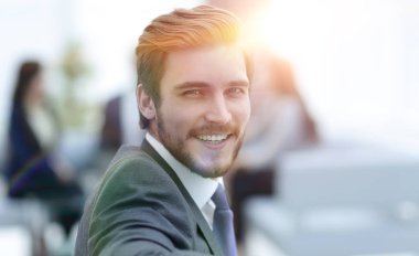 Başarılı iş adamı arka planda kendi personeli ile ayakta