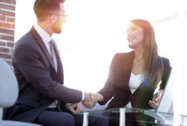 İyi bir anlaşma sonra başarılı işadamları el sıkışma.