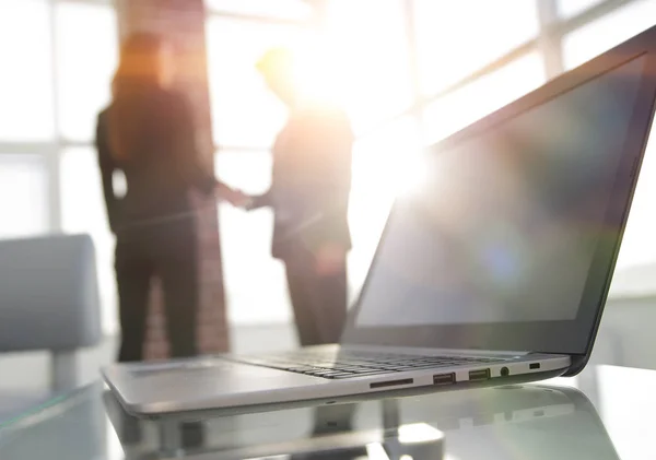 Laptop na mesa, aperto de mão de fundo — Fotografia de Stock