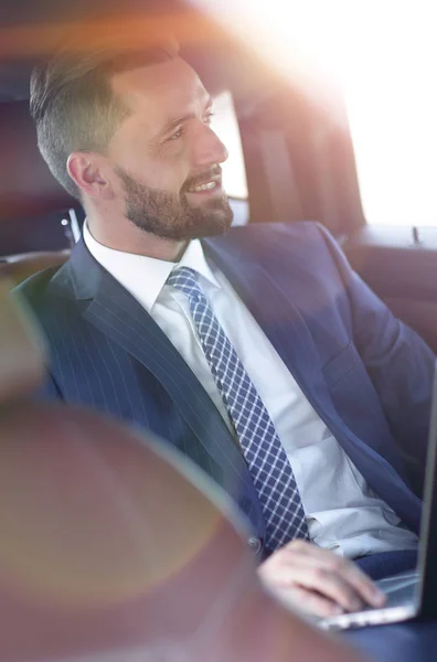 Ritratto di un uomo d'affari sul sedile posteriore di un'auto — Foto Stock